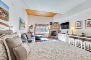 Walk to Lifts Studio with Hot Tub in Keystone!